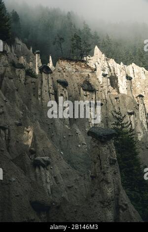 Erdpyramiden im Nebel, Südtirol, Italien Stockfoto