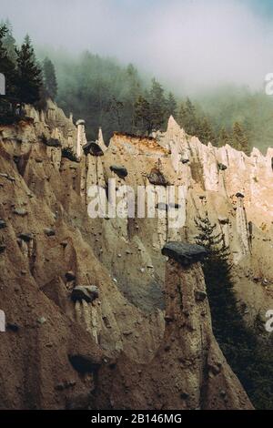 Erdpyramiden im Nebel, Südtirol, Italien Stockfoto