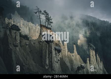 Erdpyramiden im Nebel, Südtirol, Italien Stockfoto