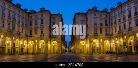Turin, ITALIEN - 16. MÄRZ 2017: Der Platz Piazza di Citta mit in der Dämmerung. Stockfoto