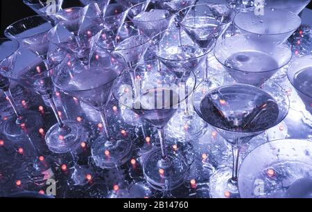 Viele Weingläser mit einem köstlichen Champagner oder Weißwein an der Bar. Stockfoto