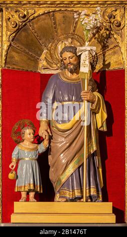 ZARAGOZA, SPANIEN - 3. MÄRZ 2018: Die geschnitzte polychrome Statue des heiligen Josef in der Kirche Iglesia de Santo Tomás de Aquino. Stockfoto