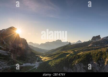 Sonnenaufgang in den Bergen, Blick auf Tofane, Monte Averau und Cinque Torri, Italien Stockfoto