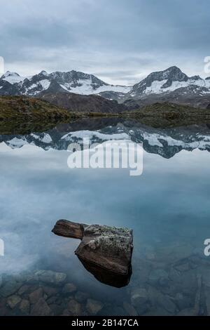 Mutterbergsee im Stubaital, Blick auf die Stubaier Alpen, Tyrol, Österreich Stockfoto