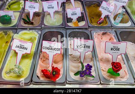 Nizza, Frankreich - 02. Juni 2019: Weltberühmtes Fenocchio Gelato- und Sorbet-Display, Zeichen für Mohn, Olive, Thymian, Rose, Biergeschmack Eis Stockfoto