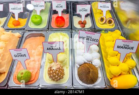 Nizza, Frankreich - 02. Juni 2019: Weltberühmtes Fenocchio Gelato- und Sorbet-Display, Zeichen für Mango, Lychee, Guava, Kokosnussaroma Eis Stockfoto