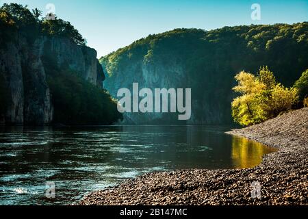 Die Donau-Schlucht Weltenburger enge bei Kloster Weltenburg kurz nach Sonnenaufgang, Landkreis Kelheim, Bayern, Deutschland Stockfoto