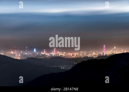 Die strahlende Skyline von Shenzhen in der Nacht mit zahlreichen Wolkenkratzern, Guangdong, China, Asien. Stockfoto
