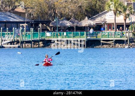 22. Februar 2020, CRYSTAL RIVER, FL: Ein weiblicher Solo-Kajaker genießt an einem schönen Wintertag ein gemütliches Paddel über King's Bay. Stockfoto