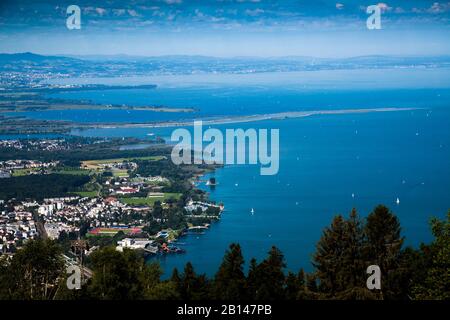 Bodenseeraum mit Rheinzufluss und tiefblauem Wasser mit Südufer und der Schwebebühne in Bregenz, Bregenz, Vorarlberg, Österreich, Europa Stockfoto