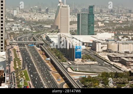 U-Bahnhof und Highway Scheich Zayed Road, Dubai World Trade Center, Dubai, Vereinigte Arabische Emirate, Stockfoto