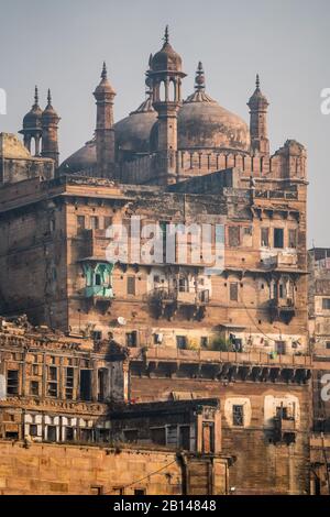 Architektur am Ufer des Flusses Ganga, Varanasi, Indien, Asien Stockfoto