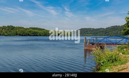 Essen, Nordrhein-Westfalen, Deutschland - 27. Juli 2018: Blick über den Baldeney-See und die Ruhrgebietsstrecke Stockfoto