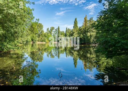 Blick über den Teich des Parks in Sterkrade, Oberhausens, Nordrhein-Westfalen, Deutschland Stockfoto