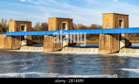 Ruhrwehr, Brücke über die Ruhr in Duisburg, Nordrhein-Westfalen, Deutschland Stockfoto