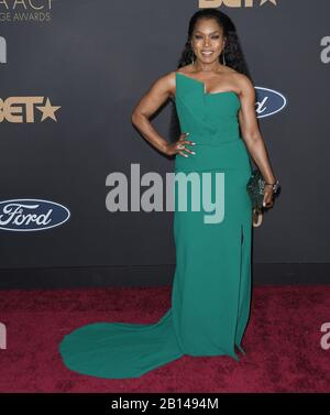 Angela Bassett kommt am Samstag, den 22. Februar 2020, im Pasadena Civic Auditorium in Pasadena, CA zu den 51. NAACP Image Awards. (Foto Von Sthanlee B. Mirador/Sipa USA) Stockfoto