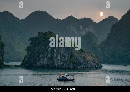 Sonnenaufgang in Halong Bucht, Vietnam Stockfoto