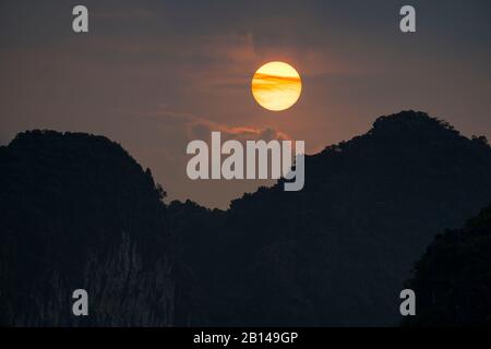 Sonnenaufgang in Halong Bucht, Vietnam Stockfoto