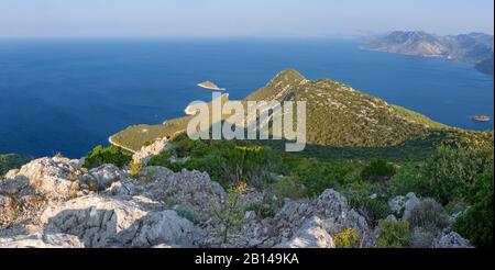 Kroatien - Die panoramatische Landschaft und die Küste der Halbinsel Peliesac bei Zuliana von der Spitze Sveti Ivan bei Sonnenaufgang Stockfoto