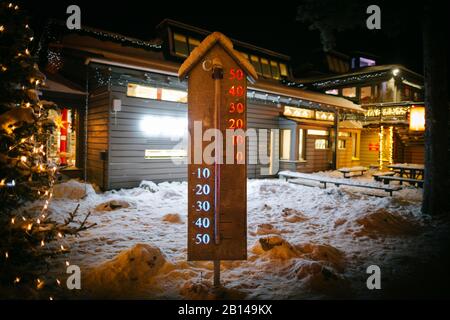 Weihnachtsdorf in Rovaniemi kurz vor Weihnachten, Finnland Stockfoto