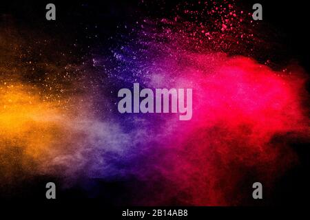 Einfrieren von bunten Staubpartikeln spritzt. Bemaltes Holi. Stockfoto