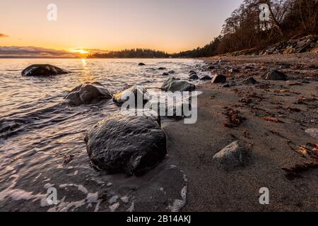 Wunderschöner Morgenaufgang an der Kye Bay, Vancouver Island, British Columbia, Kanada. Stockfoto
