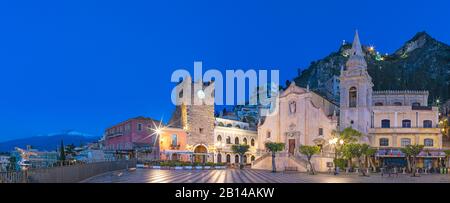 Taormina - die Piazza IX Aprile und St. Joseph Kirche, Porta di Mezzo Tor und Mt. Vulkan Ätna im Hintergrund. Stockfoto