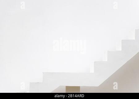 Weiße Treppe auf Beton Wand Hintergrund (Konzept für Karriere Pfad, Ziel anstreben, Aspiration) Stockfoto