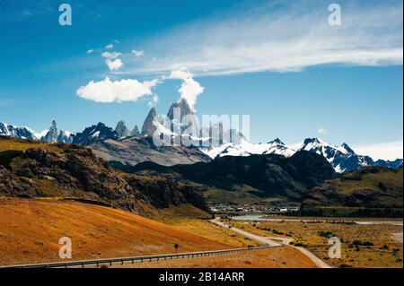 Eine Straße, die zu den schneebedeckten Gipfeln des Mt. Fitzroy, El Calten, Argentinien Stockfoto
