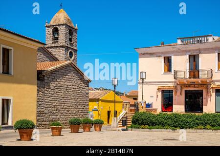 Arzachena, Sardinien/Italien - 2019/07/19: Hauptplatz mit Marienkirche della Neve - Chiesa di Santa Maria della Neve - in Arzachena Stockfoto