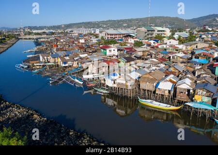 Luftaufnahme einer Gemeinde Badjao am Rande der Stadt Cebu, Philippinen. Als seemännische Stammesgruppe ist die Hauptaktivität der Badjao sti Stockfoto