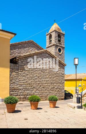 Arzachena, Sardinien/Italien - 2019/07/19: Hauptplatz mit Marienkirche della Neve - Chiesa di Santa Maria della Neve - in Arzachena Stockfoto