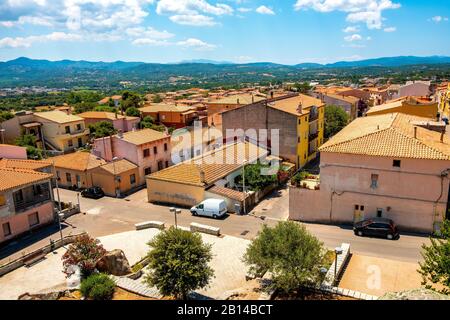 Arzachena, Sardinien/Italien - 2019/07/19: Panoramablick auf die Stadt Arzachena, Sassari, Sardinien, mit umliegenden Bergen Stockfoto