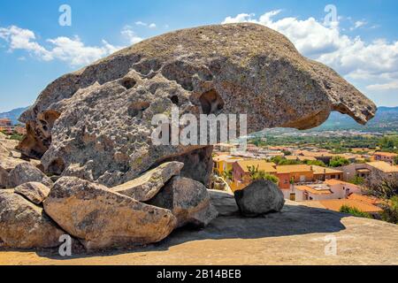 Arzachena, Sardinien/Italien - 2019/07/19: Prähistorischer Stein aus Granit - Roccia il Fungo - der neolithen Nuraghenzeit, Symbol von Arzachena Stockfoto