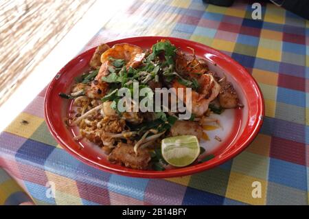 Thailändisches Food-Pad thai mit frischen Meeresfrüchten, Rühren Sie frische Nudeln im Padthai-Stil Stockfoto