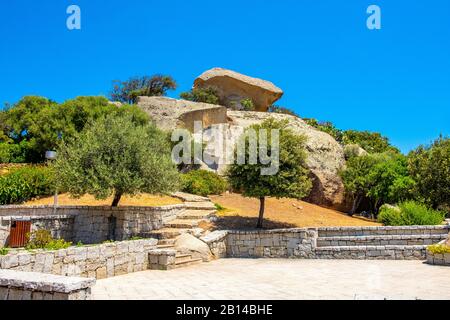 Arzachena, Sardinien/Italien - 2019/07/19: Prähistorischer Stein aus Granit - Roccia il Fungo - der neolithen Nuraghenzeit, Symbol von Arzachena Stockfoto