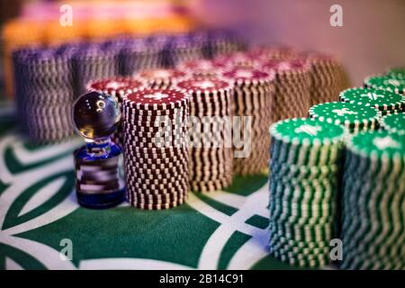 Las VEGAS, USA - MAI 2017: Interieur eines luxuriösen vip-Casinos mit Pokertischen Stockfoto