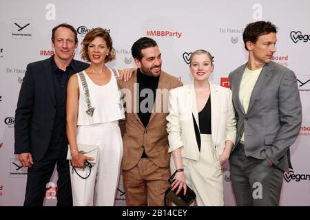 Berlin, Deutschland. Februar 2020. 70. Berlinale, Medienboard Party: Wotan Wilke Möhring (l-r), Jessica Schwarz, Elyas M'Barek, Jella Haase, Florian David Fitz und Karoline Herfurth auf der Medienboard Party im Hotel The Ritz-Carlton Das Internationale Filmfestival findet vom 20.02. Bis 01.03.2020 statt. Kredit: Gerald Matzka / dpa-Zentralbild / ZB / dpa / Alamy Live News Stockfoto