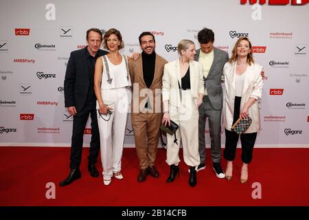 Berlin, Deutschland. Februar 2020. 70. Berlinale, Medienboard Party: Wotan Wilke Möhring (l-r), Jessica Schwarz, Elyas M'Barek, Jella Haase, Florian David Fitz und Karoline Herfurth auf der Medienboard Party im Hotel The Ritz-Carlton Das Internationale Filmfestival findet vom 20.02. Bis 01.03.2020 statt. Kredit: Gerald Matzka / dpa-Zentralbild / ZB / dpa / Alamy Live News Stockfoto