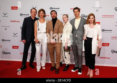 Berlin, Deutschland. Februar 2020. 70. Berlinale, Medienboard Party: Wotan Wilke Möhring (l-r), Jessica Schwarz, Elyas M'Barek, Jella Haase, Florian David Fitz und Karoline Herfurth auf der Medienboard Party im Hotel The Ritz-Carlton Das Internationale Filmfestival findet vom 20.02. Bis 01.03.2020 statt. Kredit: Gerald Matzka / dpa-Zentralbild / ZB / dpa / Alamy Live News Stockfoto