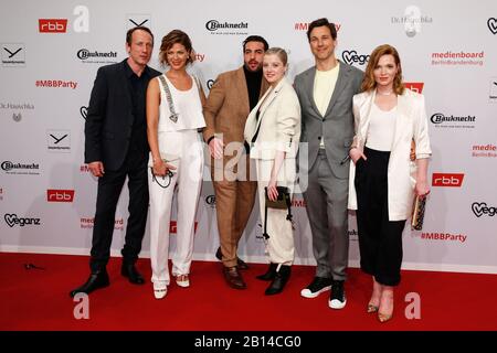 Berlin, Deutschland. Februar 2020. 70. Berlinale, Medienboard Party: Wotan Wilke Möhring (l-r), Jessica Schwarz, Elyas M'Barek, Jella Haase, Florian David Fitz und Karoline Herfurth auf der Medienboard Party im Hotel The Ritz-Carlton Das Internationale Filmfestival findet vom 20.02. Bis 01.03.2020 statt. Kredit: Gerald Matzka / dpa-Zentralbild / ZB / dpa / Alamy Live News Stockfoto