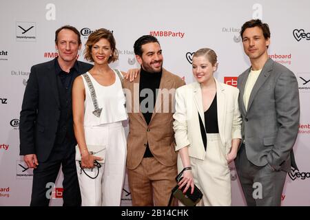 Berlin, Deutschland. Februar 2020. 70. Berlinale, Medienboard Party: Wotan Wilke Möhring (l-r), Jessica Schwarz, Elyas M'Barek, Jella Haase, Florian David Fitz und Karoline Herfurth auf der Medienboard Party im Hotel The Ritz-Carlton Das Internationale Filmfestival findet vom 20.02. Bis 01.03.2020 statt. Kredit: Gerald Matzka / dpa-Zentralbild / ZB / dpa / Alamy Live News Stockfoto