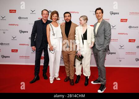 Berlin, Deutschland. Februar 2020. 70. Berlinale, Medienboard Party: Wotan Wilke Möhring (l-r), Jessica Schwarz, Elyas M'Barek, Jella Haase, Florian David Fitz und Karoline Herfurth auf der Medienboard Party im Hotel The Ritz-Carlton Das Internationale Filmfestival findet vom 20.02. Bis 01.03.2020 statt. Kredit: Gerald Matzka / dpa-Zentralbild / ZB / dpa / Alamy Live News Stockfoto