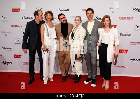 Berlin, Deutschland. Februar 2020. 70. Berlinale, Medienboard Party: Wotan Wilke Möhring (l-r), Jessica Schwarz, Elyas M'Barek, Jella Haase, Florian David Fitz und Karoline Herfurth auf der Medienboard Party im Hotel The Ritz-Carlton Das Internationale Filmfestival findet vom 20.02. Bis 01.03.2020 statt. Kredit: Gerald Matzka / dpa-Zentralbild / ZB / dpa / Alamy Live News Stockfoto