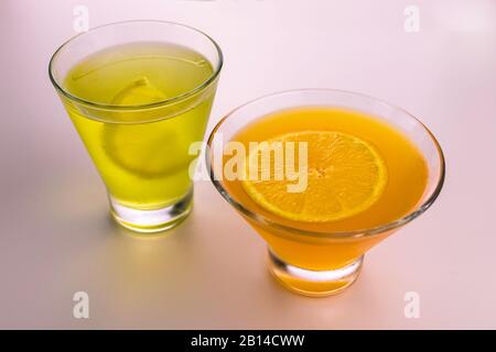 Limonade aus Zitrone und Orange auf weißem Grund. Zitrusprink, Draufsicht. Stockfoto