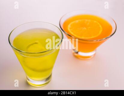 Limonade aus Zitrone und Orange auf weißem Grund. Zitrusprink, Draufsicht. Stockfoto