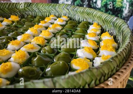 Berühmtes thailändisches Dessert Tako-Pudding mit Kokosnussbeulung auf Bananenblatt Stockfoto