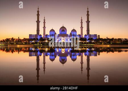 Große Moschee in der Dämmerung in Abu Dhabi, VAE Stockfoto