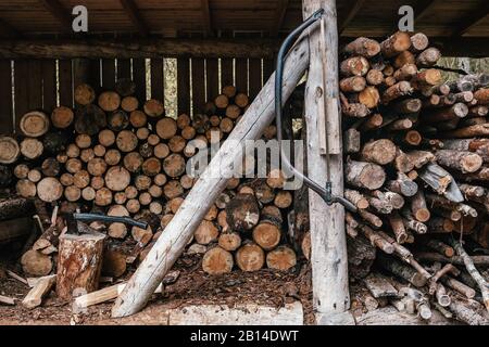 Platz zum Zerkleinern und Sägen von Holz in der Nähe des Landhauses Stockfoto