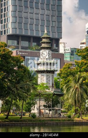 Uhrturm im Lumpini-Park in Bangkok, Thailand Stockfoto